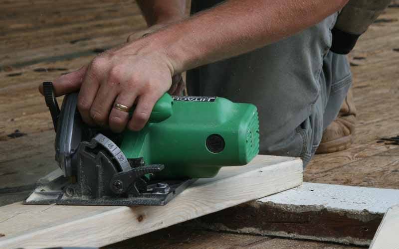 Hitachi C7SB2 Circular Saw cutting